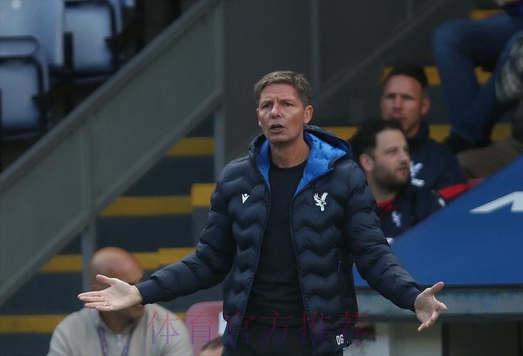 记者：格拉斯纳的傲慢和战术能力在曼联玩不转，他不适合